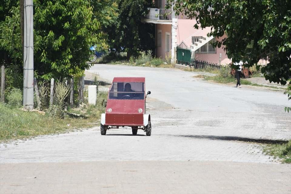 <p>Kullandığım şeyler o an elimize gelen, pratik olan malzemeler. Kalemi sinyal kolu olarak kullandım. Konserve kutusunu da korna olarak kullandım.</p>

