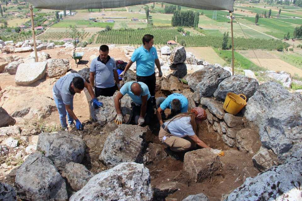<p>Tiyatro ve batısındaki tapınak alanının kazısını kapsayan projede tiyatro yapısının kazı çalışmaları tamamlanarak restorasyona hazır hale getirildi. </p>