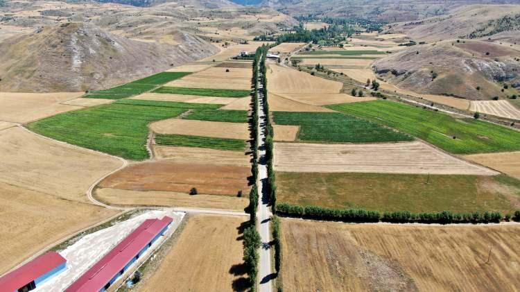 <p><strong>Yoldan geçenler merak ediyor</strong><br />
<br />
Köy sakinlerinden Yasin Aktaş, yoldan geçenlerin merak edip köyü ziyaret ettiğini söyleyerek, “Nasır köyünün giriş yolu burası. </p>