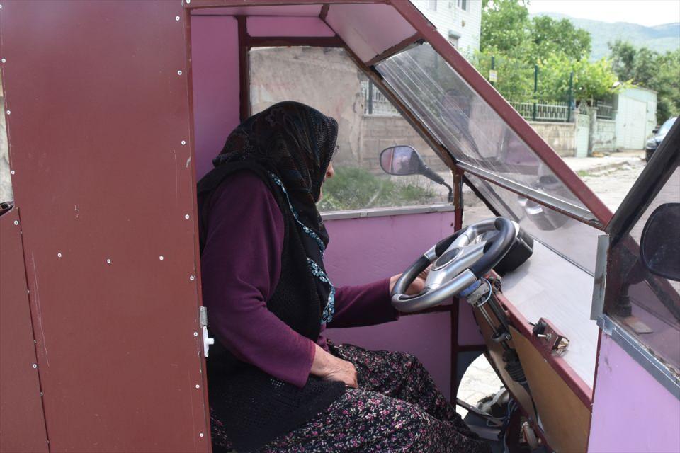 <p>Yıldız, eski pancar motorunun tekerleklerini kullandığını, üç tekerlekli araçlarda kullanılan elektrikli motoru satın aldığını anlattı.</p>
