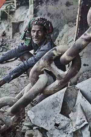 <p>Fakat sadece birkaç işçinin iş ayakkabısı var ve neredeyse hiç birinin bareti yok.</p>

<p> </p>
