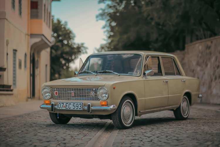 <p>Akseki'de galericilik yapan Yılmaz da "babadan kalma sevda" olarak nitelendirdiği Murat 124'üne 2 yıl önce kavuştu. İlçeye 1976'da sıfır kilometre olarak getirilen otomobili ilk sahibinden satın alan Yılmaz, orijinaline uygun yenilediği aracına gözü gibi bakıyor.</p>
<p> </p>