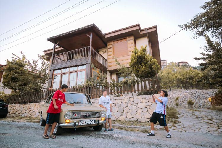 <p>Türkiye'nin birçok yerinde Murat 124 tutkunları olduğunu vurgulayan Yılmaz, aracının tamamen orijinal olduğu için bu tutkuya sahip kişiler tarafından yoğun ilgi gördüğünü anlattı.</p>
<p> </p>