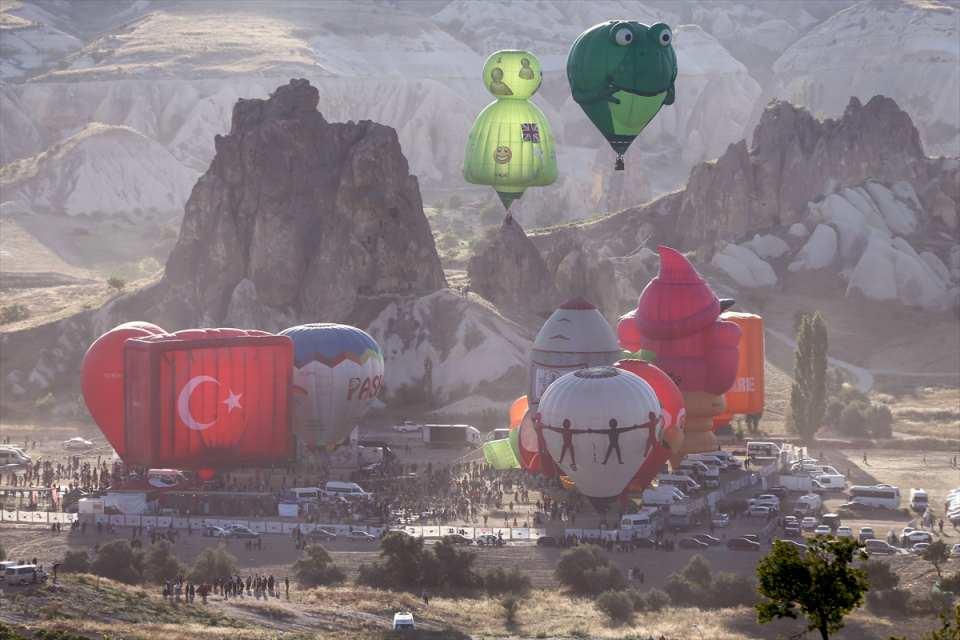 <p>Etkinliği düzenleyen Mehmet Halis Aydoğan, AA muhabirine, bölge halkının yanı sıra çevre illerden de çok sayıda kişinin festival için Göreme'ye geldiğini belirterek, "İlgi yoğun, hafta sonu olması nedeniyle çok daha fazla kişi alana geldi. Yabancı ülkelerden 16 balon festivale katıldı. Gelecek yıl katılımın çok daha fazla olacağını düşünüyorum. Cumhuriyetin kuruluşunun 100'üncü yılı dolayısıyla farklı ülkelerden 100 figürlü balonun festivale katılması planlanıyor." dedi.</p>
<p> </p>