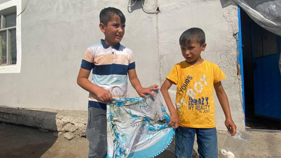 <p>Çocuklar, daha sonra yağmur gelinle birlikte köydeki evleri tek tek dolaştı. Kapıları çalan çocuklara vatandaşlar çeşitli hediyeleri verirken yağmur yağması umuduyla da üzerlerine sur serpti. </p>