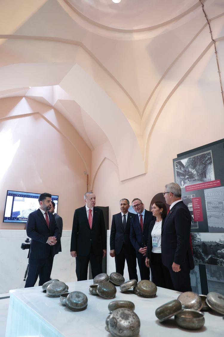 <p> Cumhurbaşkanı Erdoğan Eyüp Sultan Türbesi’nde Dua Ve Hamam Müzesini gezdi</p>
