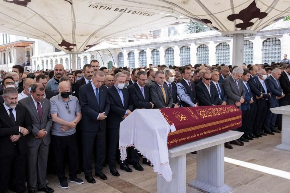 <p>Cenaze namazına Hazine ve Maliye Bakanı Nureddin Nebati, Kültür ve Turizm Bakanı Mehmet Nuri Ersoy, Gençlik ve Spor Bakanı Mehmet Muharrem Kasapoğlu, İstanbul Valisi Ali Yerlikaya, İBB Başkanı Ekrem İmamoğlu, Galatasaray Başkanı Dursun Özbek ve teknik direktör Fatih Terim de katıldı.</p>
<p> </p>
<p></p>