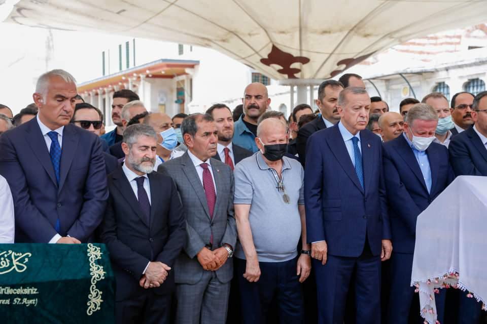 <p>Cumhurbaşkanı Recep Tayyip Erdoğan, İstanbul Başakşehir Futbol Kulübü Başkanı Göksel Gümüşdağ'ın (sol 6) annesi Fethiye Gümüşdağ'ın Fatih Camii'nde kılınan cenaze namazına katıldı.</p>