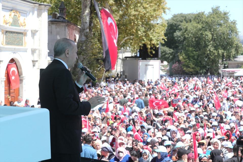 <p><strong>"Milletimden biraz daha sabır ve verdiğimiz mücadeleye daha güçlü destek bekliyorum"</strong></p>

<p>Erdoğan, bir kısmı piyasalardaki tedirginlikten bir kısmı da fırsatçılıktan kaynaklanan dengesiz fiyatlamaların yavaş yavaş durulmaya ve yerli yerine oturmaya başladığını aktardı.</p>
