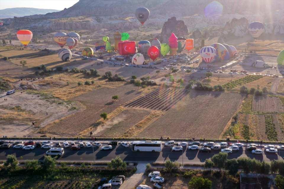<p>Nevşehir'in Göreme beldesinde düzenlenen "3. Uluslararası Kapadokya Sıcak Hava Balon Festivali"nin (BALONFEST 2022) üçüncü gününde uzun araç kuyrukları oluştu.</p>