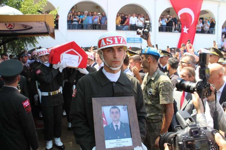 <p>Kılınan cenaze namazının ardından şehidin naaşı top arabasına konulup askeri törenle Gölköprü Merkez Mezarlığı'nda defnedildi.</p>