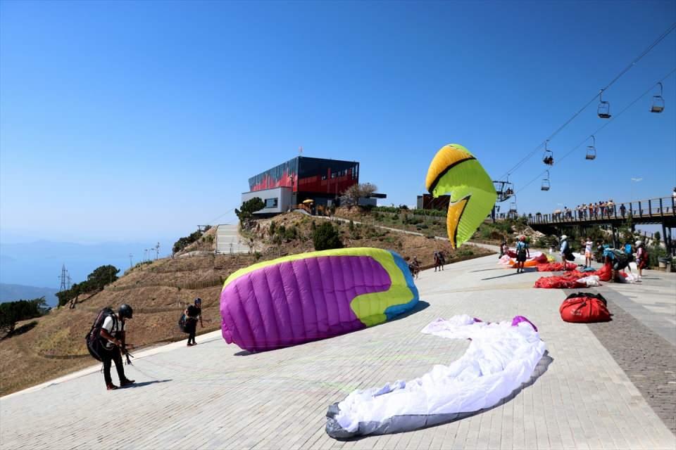 <p>İlçeye tatile gelen macera tutkunları, kara yolu ya da teleferikle yolculuğun ardından Ölüdeniz Mahallesi'ndeki 1965 rakımlı Babadağ'a ulaşıyor. Buradaki pistlerden yamaç paraşütleriyle havalanan tatilciler, Ölüdeniz'in muhteşem manzarasını kuş bakışı izleme fırsatı buluyor. Tatilciler, pilotların yaptığı akrobasi hareketleriyle yerden yaklaşık 2 bin metre yükseklikte heyecan dolu dakikalar yaşıyor.</p>

<p> </p>
