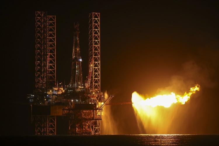 <p><strong>DOĞAL GAZ DEPOLAMA TESİSİNİN ELEKTRİĞİ RÜZGÂRDAN</strong></p>
<p>Tüm tesislerde ihtiyaç duyduğu enerjiyi yenilenebilir kaynaklardan karşılamak hedefiyle yola çıkan BOTAŞ, Silivri Yer Altı Doğal Gaz Depolama Tesisinde de bu doğrultuda hareket ediyor. Tesiste ihtiyaç duyulan elektrik için BOTAŞ yönünü rüzgâra çeviriyor ve 4.2 megavat kapasitelik RES kurulumu yapıyor. </p>