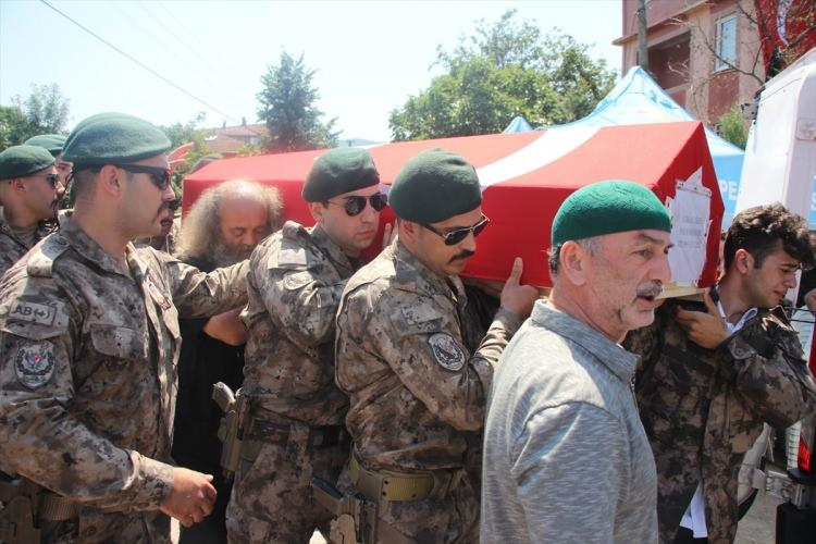 <p>İl Müftüsü Sinan Cihan'ın öğle vakti kıldırdığı namazın ardından Özer'in cenazesi, Derbent Mezarlığı'nda defnedildi.</p>
<p> </p>