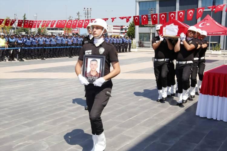 <p>Kocaeli Emniyet Müdürlüğü Özel Harekat Şube Müdürlüğünde görevliyken 2022 yılı genel atamaları çerçevesinde Diyarbakır Emniyet Müdürlüğüne atanan özel harekat polisi Ferhat Özer, dün Şanlıurfa'nın Suruç ilçesinde meydana gelen trafik kazasında hayatını kaybetmiş, eşi ise yaralanmıştı.</p>
