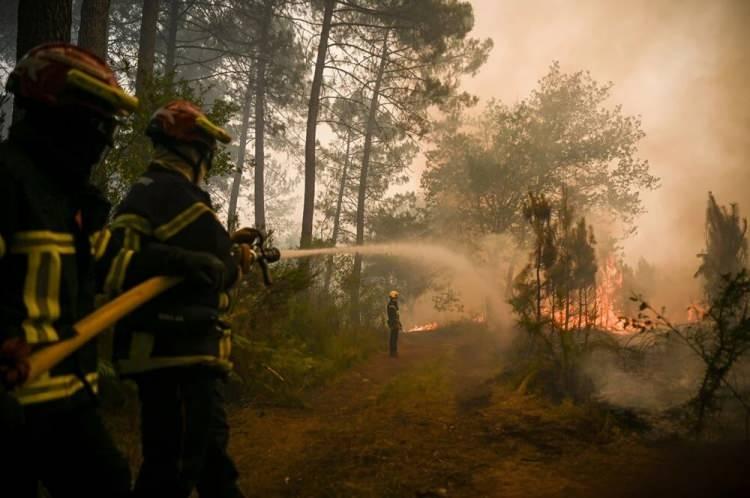 <p>Fransa'da yangınlar nedeniyle tahliye edilenlerin sayısı 31 bin 100'e yükseldi. Yangının yayılması nedeniyle Arcachon Havzası Hayvanat Bahçesindeki tüm hayvanların tahliye edileceği duyuruldu. 15 bölgede aşırı sıcaklar nedeniyle "kırmızı" alarm verildi.</p>
