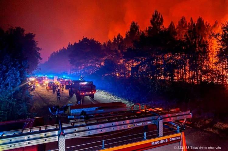 <p>Fransa Meteoroloji Kurumu, aşırı sıcak hava dalgası nedeniyle Charente, Charente-Maritime, Cotes-d'Armor, Dordogne, Finistere, Gers, Gironde, Ille-et-Vilaine, Landes, Loire-Atlantique, Lot-et-Garonne, Maine-et-Loire, Morbihan, Deux-Sevres ve Vendee bölgelerinde kırmızı alarm verirken, 69 bölgede de turuncu alarm ilan edildiğini duyurdu.</p>

<p> </p>
