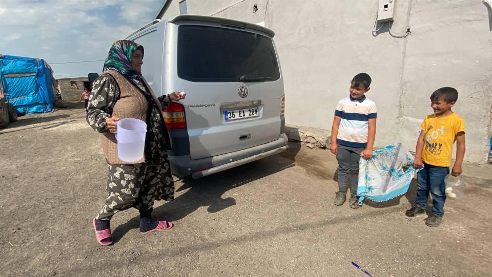 <p>Tahta parçasının üzerine yazma örterek oluşturdukları temsili gelinle ev ev dolaşan çocuklara hediyeler veren köylüler, yağmur yağması temennisiyle de üzerlerine su serpti.</p>