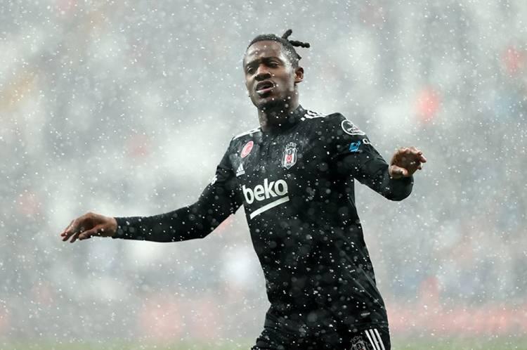 <p>Başakşehir Batshuayi ile büyük oranda anlaştı</p>

<p>Crivelli'yi kadrosunda düşünmeyen Emre Belözoğlu yönetimindeki İstanbul Başakşehir, forvet transferinde büyük oynuyor.</p>

<p>İstanbul ekibi Mesut Özil'in ardından geçen sezonu Beşiktaş'ta geçiren Michy Batshuayi ile de büyük ölçüde anlaştı. Transferin birkaç güne netleşmesi bekleniyor. </p>
