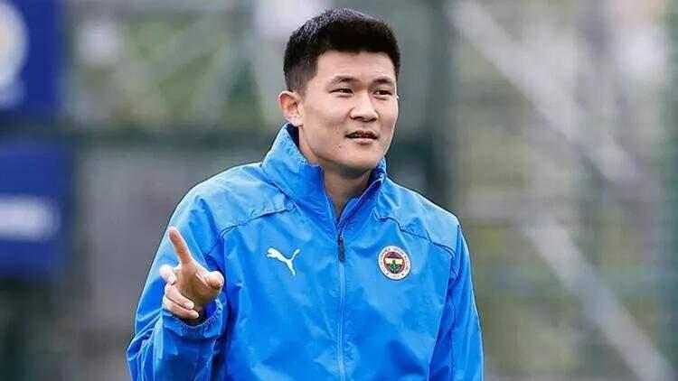 <p>Kim Min Jae bilmecesi!</p>

<p>Uzun süredir Fenerbahçe ile Kim Min-Jae için pazarlıklarını sürdüren Rennes'in, Napoli ve Premier Lig'den bir kulübün devreye girmesiyle başka bir oyuncuya yöneldiği iddia edildi.</p>

<p>Fenerbahçe'den de Güney Koreli stoperin transferine ilişkin hala resmi açıklama gelmemesi belirszliğe sebep oldu.</p>
