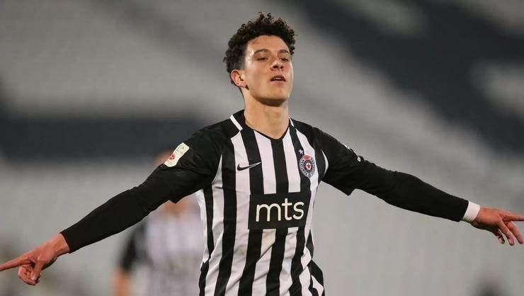 <p>Trabzonspor'dan geleceğe yatırım</p>

<p>Bordo-Mavililer, Partizan'ın 19 yaşındaki kanat oyuncusu Nemanja Jovic, Midtjylland'dan Doğuhan Aral Şimşir ve Lillestrom'un 22 yaşındaki stoperi Igoh Ogbu ile ilgileniyor.</p>

<p>Trabzonspor'un yabancı kontenjanına göre genç yıldızlar için adım atacağı ifade ediliyor.</p>
