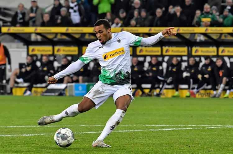 <p>Plea 3 yıl için 3 milyon Euro istedi</p>

<p>Fenerbahçe, Borussia Mönchengladbach’tan Alassane Plea için görüşmelerini sürdürüyor.</p>

<p>Alman ekibi 29 yaşındaki santrfor için 5 milyon Euro bonservis talep ediyor. Plea’nın talebi ise yıllık 3 milyon Euro’dan 3 yıllık sözleşme.</p>

<p>Yönetim, hem kulüp hem oyuncu tarafı ile indirim konusunda pazarlıklara devam ediyor.</p>
