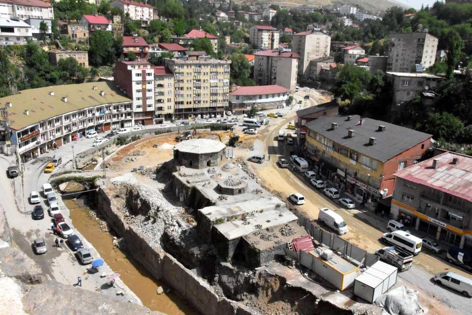 <p>Bitlis'te, geçen yıl eylül ayında, Çevre, Şehircilik ve İklim Değişikliği Bakanlığı'nın yürüttüğü 'Dere Üstü Islah Projesi' çalışmalarında gün yüzüne çıkan, çeşitli dönemlere ait 8 tarihi köprünün restorasyonuna başlandı. Bitlis Eren Üniversitesi (BEÜ) Fen Edebiyat Fakültesi Öğretim Üyesi Prof. Dr. Mehmet Demirtaş, "Bu derenin üzerinde günümüzde 10 tane köprü mevcuttur. Evliya Çelebi'nin belirttiğine göre, 17'nci yüzyılda bu köprülerin sayısı 28, 19'uncu yüzyılda ise 24 olarak geçiyor. Şu ana kadar 8 köprü gün yüzüne çıkarıldı" dedi.</p>
