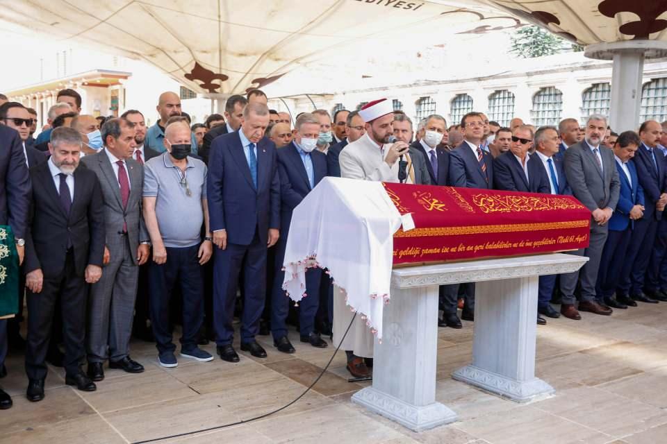<p>Cenaze namazına Hazine ve Maliye Bakanı Nureddin Nebati, Gençlik ve Spor Bakanı Mehmet Muharrem Kasapoğlu, İstanbul Valisi Ali Yerlikaya, İBB Başkanı Ekrem İmamoğlu, Galatasaray Başkanı Dursun Özbek ve teknik direktör Fatih Terim de katıldı.</p>
<p> </p>
