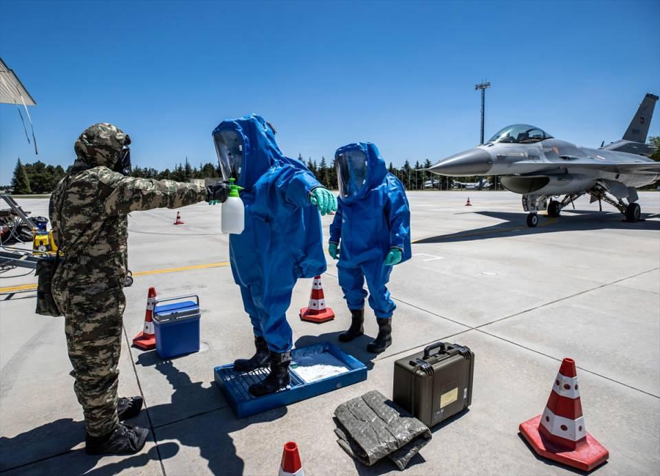 <p>Milli ve NATO tatbikatlarına iştirak eden komutanlık, KBRN savunması konusunda diğer kuvvet ve ülkelerin KBRN savunma birlikleriyle koordineli hareket ediyor.</p>