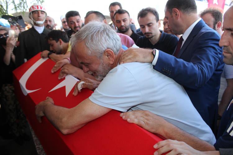 <div>Pençe-Kilit Operasyonu'nda şehit olan Piyade Teğmen Ömer Faruk Civelek (30), memleketi Sakarya'nın Karasu ilçesinde son yolculuğuna uğurlandı. Hakkı Civelek oğlunun tabutuna sarılarak, "Komutanım, canım oğlum" diyerek ağladı.</div>
<div> </div>
<div> </div>