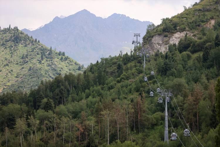 <p>Orta Asya'nın büyük dağ silsilelerinden Tanrı Dağları, Kazakistan, Özbekistan, Kırgızistan, Tacikistan ve Çin'in Uygur Özerk Bölgesi'nin iç kısımlarına kadar yayılıyor. </p>

<p> </p>
