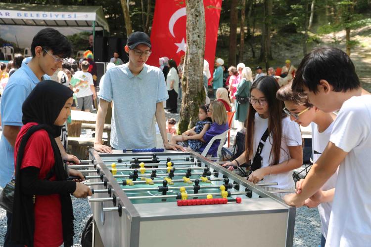 <p><strong>Doğu Türkistan'dan Çin’in baskı ve zulümleri sebebiyle göçe zorlanan Kazaklar’ın, Türkiye’ye gelişlerinin 70’inci yılında Kazakkent Altay Derneği tarafından bir program düzenlendi. Bağcılar Belediyesi Kirazlıbent Tabiat Parkı ve Mesire Alanı’nda gerçekleşen etkinlikte 1500 Kazak Türkü bir araya geldi.</strong></p>
