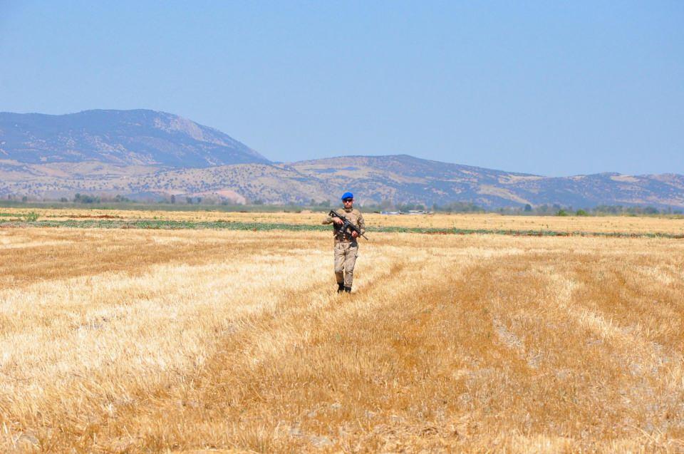 <p> İl Jandarma Komutanlığı da göl arazisi üzerinde yaşanan olaylar sonrası harekete geçti. Bölgede tedbirler artırılırken, jandarma komandolar gölde nöbet tutmaya başladı. </p>