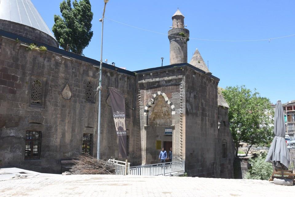<p>Tarihi dokuyu ortaya çıkarmak, inşa etmek, medeniyet inşa etmek bunların tamamı insan içindir. İnsan mutsuz olduktan sonra tarihi dokuyu ortaya çıkarmanın bir anlamı yoktur. Çünkü hepsi insana hizmet etsin diye yapılıyor. Bu hassasiyetler gözetilirse Bitlis eski görkemli geçmişine ancak böyle ulaşabilir."</p>