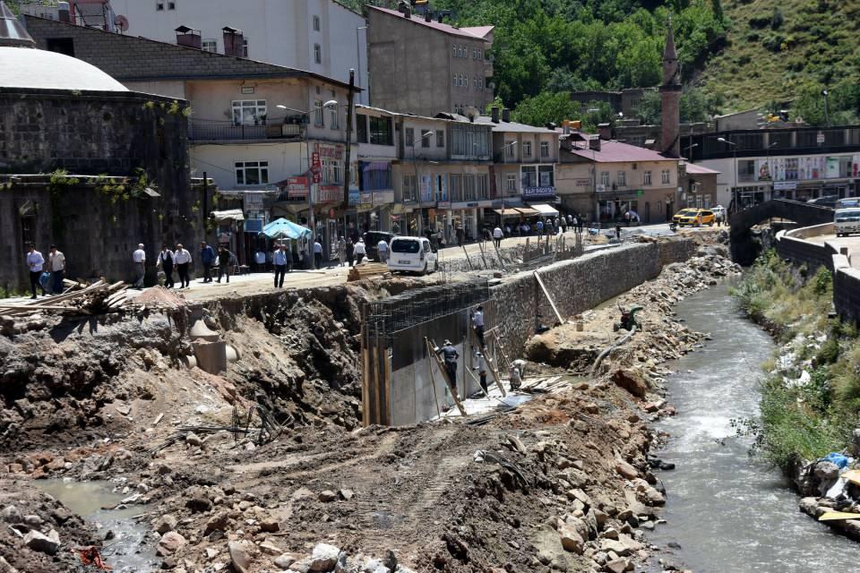 <p>Başka projelerle desteklenmesi gerekiyor. Eğer Bitlis’in antik kent vasfı öne çıkarılmak istenecekse, yapılmak isteniyorsa daha sonraki aşamalarda çeşitli projelerle desteklenmesi gerekir ki şehrin bütün tarihi dokusu da ortaya çıkması gerekir" diye konuştu.</p>