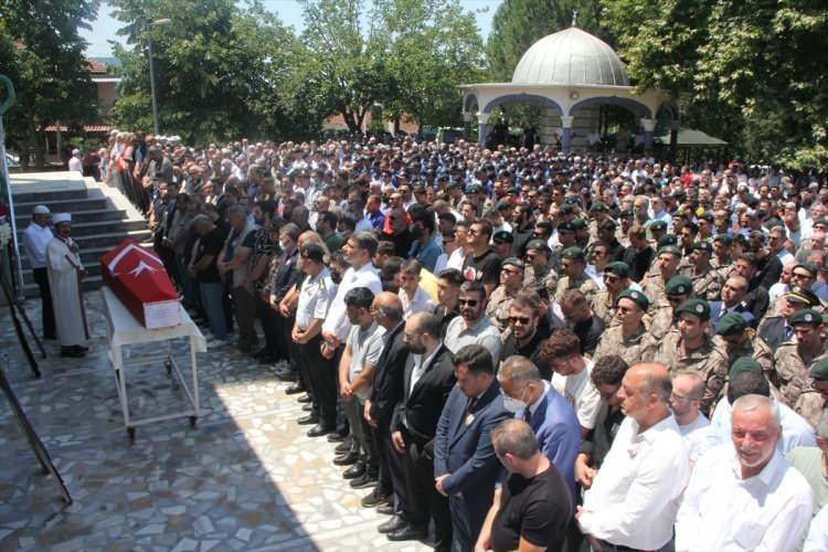 <p>Burada Kur'an-ı Kerim okunması ve dua edilmesinin ardından Özer'in Türk bayrağına sarılı tabutu, meslektaşları ile tören mangasınca cenaze aracına taşındı. Özer'in cenazesi, daha sonra Kartepe ilçesi Şirinsulhiye Mahallesi'ndeki babaevine götürüldü.</p>
<p> </p>