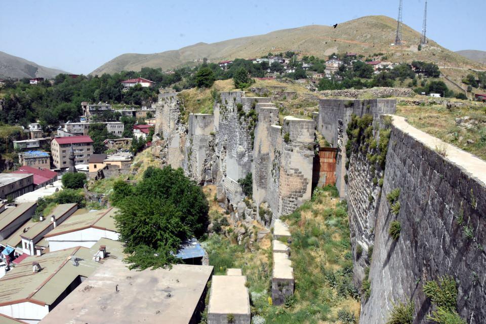 <p><strong>'ÇALIŞMALARDA BÖLGE İNSANINA DANIŞILMALI'</strong></p>
<p>Restorasyon çalışmaları yapılırken bölge halkının da mağdur edilmemesi gerektiğini ve halka danışılması gerektiğini söyleyen Prof. Dr. Demirtaş, şöyle devam etti:</p>
<p>"Tarihi doku ortaya çıkarılırken şehir sakinlerinin talep ve beklentilerini mutlaka gözetilmesi gerekir. Onların mağduriyetine yol açmadan bir iş yapmak gerekir. Çünkü bu süreçte derenin üzerine açılması sürecinde çok çeşitli mağduriyetler yaşandığına hepimiz şahit olduk. </p>