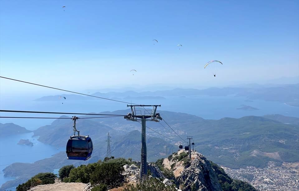 <p>Tandem (ikili) uçuşlar için de burası dünyanın en çok tercih edilen noktası. Yolcu, burada yamaç paraşütü kalktıktan sonra minimum 25 dakika havada kalabilir. </p>
