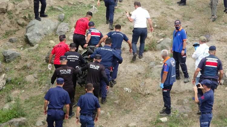 <p>Yapılan çalışmalarda mahalleye yakın mesafede olan Yeşilırmak kıyısında çocuğa ait olduğu anlaşılan tişört bulundu. Bunun üzerine ekipler nehre düşmüş olabileceği ihtimaline karşı arama çalışması başlattı.</p>

<p> </p>
