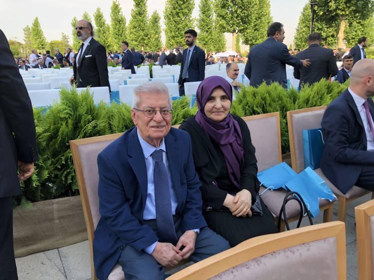 <p>Çocukluk döneminde farkı şehirlerde ikamet etti. Rasim Özdenören, ilk ve orta öğrenime bir dönem Kahramanmaraş'ta, bir dönem Malatya'da, bir dönem ise Tunceli'de devam etti. </p>