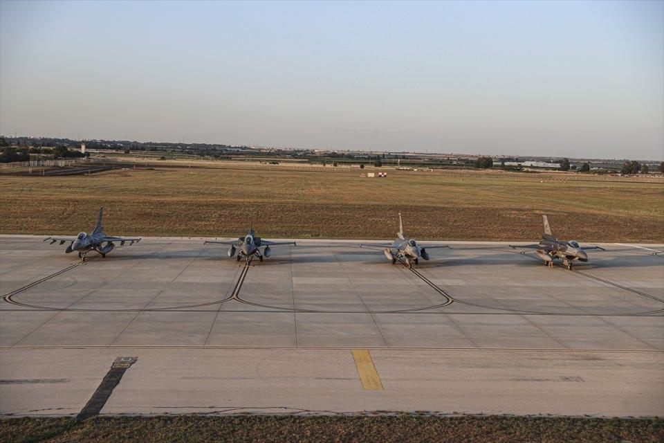 <p><strong> Pistlere adeta "toz kondurmuyorlar"</strong></p>
<p>Türkiye'nin hava operasyonları için kritik önem taşıyan İncirlik'teki üssün pisti ve taksi yollarında, yabancı madde hasarlarına karşı sıkı tedbirler uygulanıyor.</p>
<p> </p>