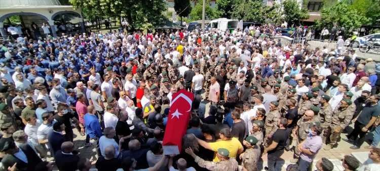 <p>Burada helallik alınması sonrasında Özer'in naaşı, Yeni Cami'ye getirildi.</p>
<p> </p>