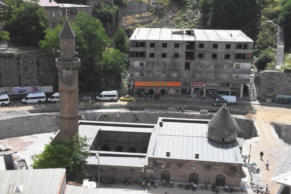 <p> Kayıtlarda Bitlis şehir merkezinde 10 tane köprünün mevcudiyetinden söz ediliyor. Bitlis deresi üzerinde bir ıslah çalışması var. Bu proje kapsamında ortaya çıkarılan köprü sayısı 8 tanedir. </p>