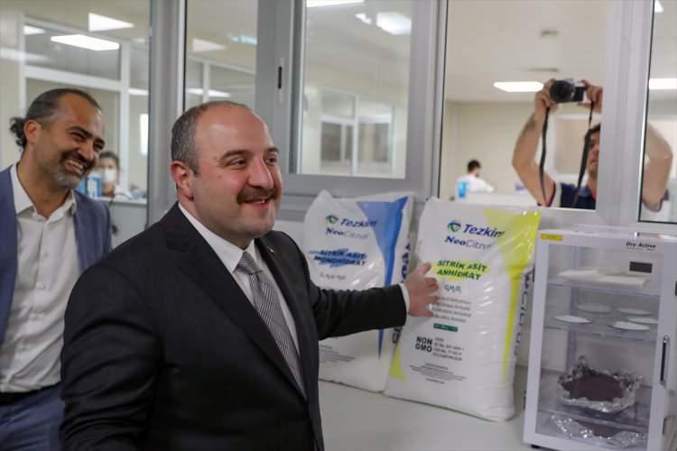 <p>O yüzden yüzde 100 kapasite artırma kararı aldık. Zaten tesisi kurduğumuzda aşağı yukarı yüzde 100 büyüyecek şekilde, geniş tutmuştuk oturum alanlarını. Şimdi kapasite artırımı başladı. 2023'ün son çeyreğinde devreye almayı düşünüyoruz."</p>