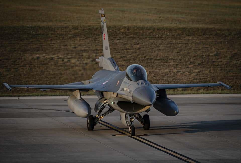 <p>Sınırların taciz edilmesine asla fırsat vermediklerini ifade eden yüzbaşı, "Akıncılar, icra ettiği NATO ve milli alarm reaksiyon görevleriyle, ülke sınırlarını taciz etme potansiyeli olan her türlü hava aracını gerekirse angaje olarak en kısa sürede bertaraf edebilmektedir. </p>