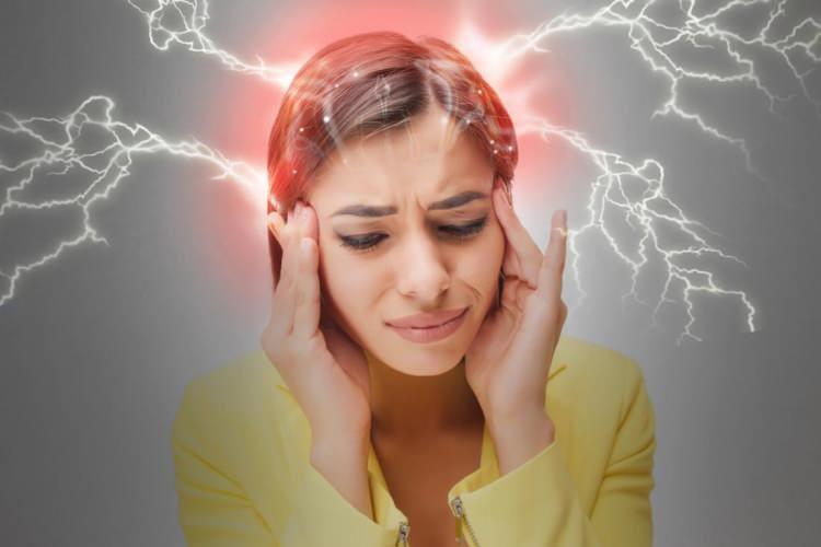 <p><strong>Baş hastalıkları arasında en kötüsü olan migren ve migren ataklarına dair artan şikayetler uzmanları harekete geçirdi. Uzun soluklu pandemi sonrası hastalıklardaki değişimleri hatırlatan uzmanlar, sıcak havaların bazı hastalıklara dair süreçleri tetiklediğinin altını çizdi. </strong></p>
