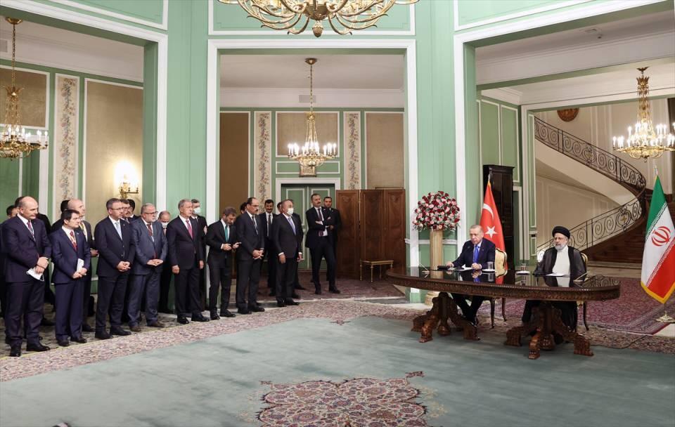 <div>Erdoğan, Sadabad Sarayı'nda, Türkiye-İran Yüksek Düzeyli İşbirliği Konseyi 7. Toplantısı'nın ardından İran Cumhurbaşkanı İbrahim Reisi ile düzenlediği ortak basın toplantısında, dar kapsamlı ve heyetler arası toplantılarda gerçekleştirdikleri istişarelerin iki ülke ilişkilerine yeni bir ivme kazandıracağına inandığını belirtti.</div>

<div> </div>

<div> </div>
