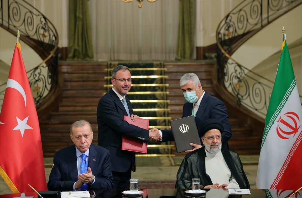 <div>Reisi'nin ortaya koyduğu İran'ın komşularla ilişkilerinin geliştirilmesi vizyonunu çok değerli bulduğunu ifade eden Erdoğan, siyasi, askeri, ekonomik, ticari, kültürel alandaki etraflıca görüşmeleri gerek ilgili bakanların gerekse kendilerinin ifade etme fırsatı bulduklarını söyledi.</div>

<div> </div>

<div> </div>
