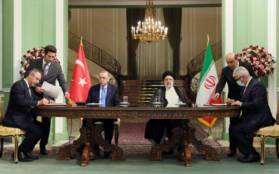 <div>İki ülkenin daha önce 30 milyar dolarlık ticaret hacmine ulaşma hedefinin olduğunu anımsatan Erdoğan, sözlerini şöyle sürdürdü:</div>

<div> </div>

<div>"Maalesef Kovid-19 salgını sebebiyle ciddi manada gerilemeyle karşı karşıya kaldık. Şu an itibarıyla 7,5 milyar doları yakaladık. </div>
