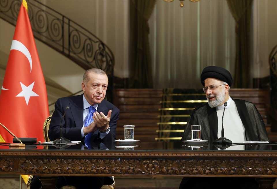 <div>Cumhurbaşkanı Erdoğan, bugün Türkiye-İran Yüksek Düzeyli İşbirliği Konseyi 7. Toplantısı'nın dışında önemli bir toplantıyı daha gerçekleştireceklerini anımsattı.</div>
<div> </div>
<div> </div>